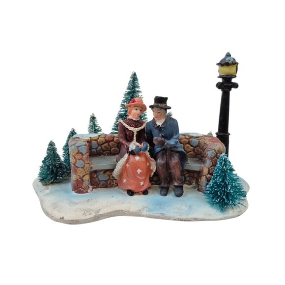 Holiday Time Christmas Village Couple On Bench With Lamp Post Scene Boxed Resin - Picture 2 of 10